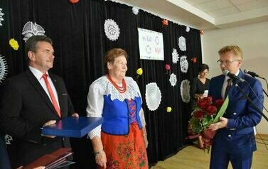 W&oacute;jt i przewodniczący Rady Gminy Mszana wręczają dyplom i kwiaty Marii Trojan, przewodniczącej KGW Połomia