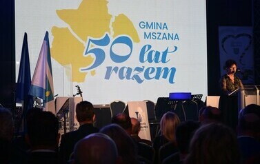 Telebim na kt&oacute;rym widnieje napis Gmina Mszana 50 lat razem