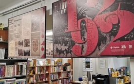 Wnętrze biblioteki w Mszanie. Na dużych tablicach umieszczone zdjęcia i opisy dokumentujące rok 1922 w Katowicach