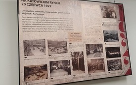 Wnętrze biblioteki w Mszanie. Na dużej tablicy umieszczone zdjęcia i opisy dokumentujące rok 1922 w Katowicach