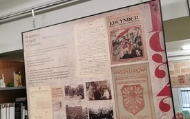 Wnętrze biblioteki w Mszanie. Na dużych tablicach umieszczone zdjęcia i opisy dokumentujące rok 1922 w Katowicach