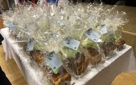 Ułożone na stole zapakowane w celofan święcelniki