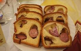 Ułożone na talerzu plastry ciasta drożdżowego faszerowanego kiełbasą i boczkiem