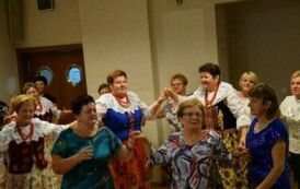 Sala Ośrodka Kultury w Połomi. Gospodynie na środku wsp&oacute;lnie tańczą