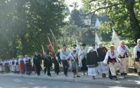 Przemarsz uczestnik&oacute;w uroczystości ulicą Szkolną do Ośrodka Kultury