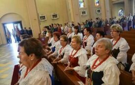 Ubrane w kolorowe stroje ludowe gospodynie na Mszy św. w kościele w Połomi