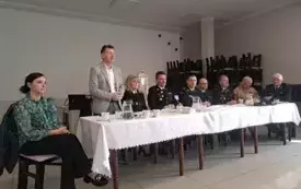 W&oacute;jt gminy wraz z komisją gminnego etapu turnieju wiedzy pożarniczej