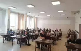 uczestnicy turnieju wiedzy pożarniczej siedzący w ławkach podczas turnieju wiedzy pożarniczej