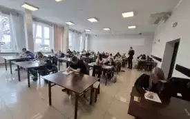 uczestnicy turnieju wiedzy pożarniczej podczas pisania testu 