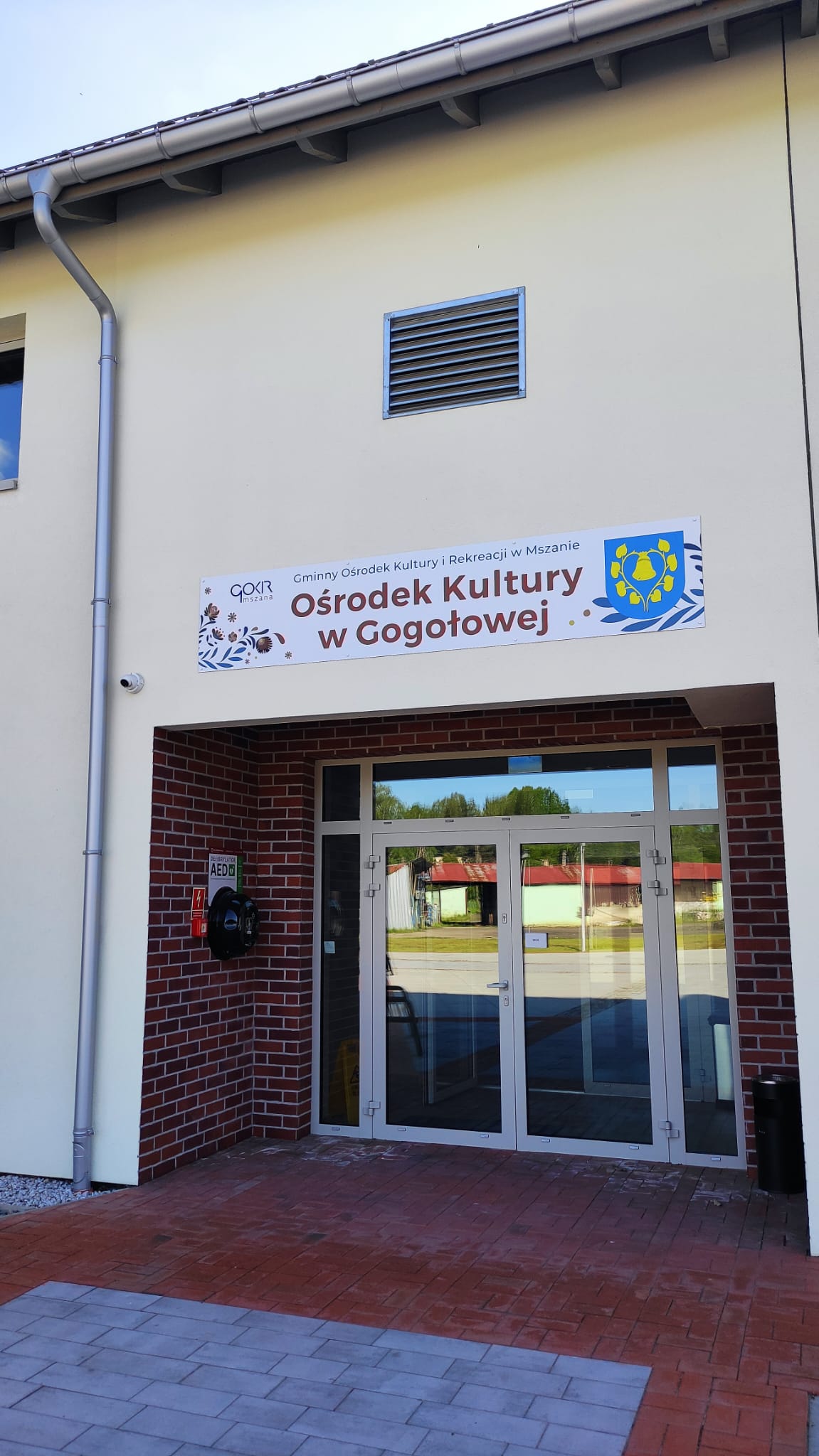 defibrylator przy budynku ośrodka kultury
