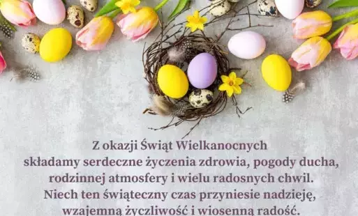Życzenia wielkanocne, na szarym tle kolorowe jajka w koszyczku