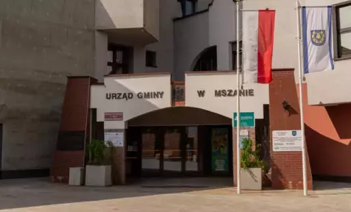 wejście do Urzędu Gminy Mszana
