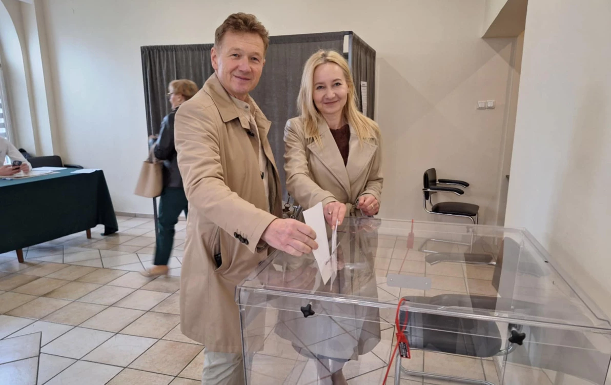 Wójt Mszany Mirosław Szymanek z żoną renatą w lokalu wyborczym wrzucają karty do urny