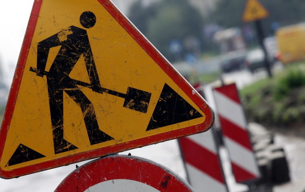 znak drogowy uwaga roboty drogowe