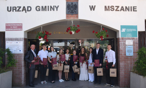 laureaci przed Urzędem Gminy