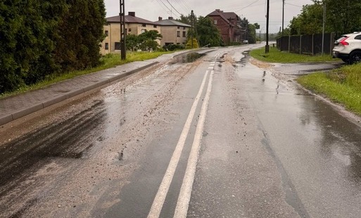 Zabrudzona kamieniem i błotem ulica Centralna w Połomi