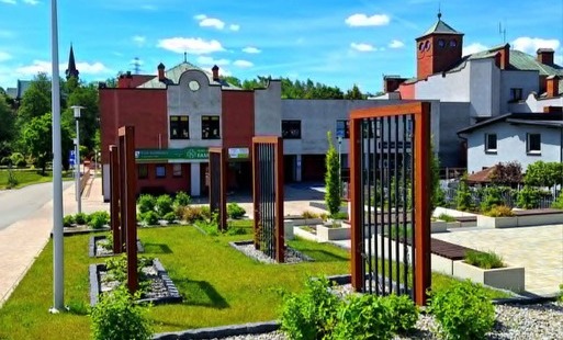 Widok na budynek Urzędu Gminy w Mszanie od ul. 1 Maja