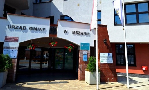Wejście do Urzędu Gminy w Mszanie