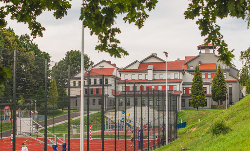 Zespół Szkolno-Przedszkolny w Połomi i boisko