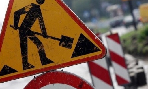 Znak drogowy informujący o robotach drogowych