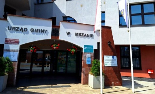 Wejście do Urzędu Gminy w Mszanie