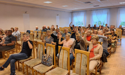 uczestnicy zebrania wiejskiego w Połomi