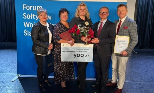 Od lewej stoją: Sołtys Mszany Ilona Mura, sołtys Połomi Mirosława Piechaczek, Sołtys Gogołowej Anna Orszulik, wicemarszałek województwa śląskiego, wójt gminy Mszana
